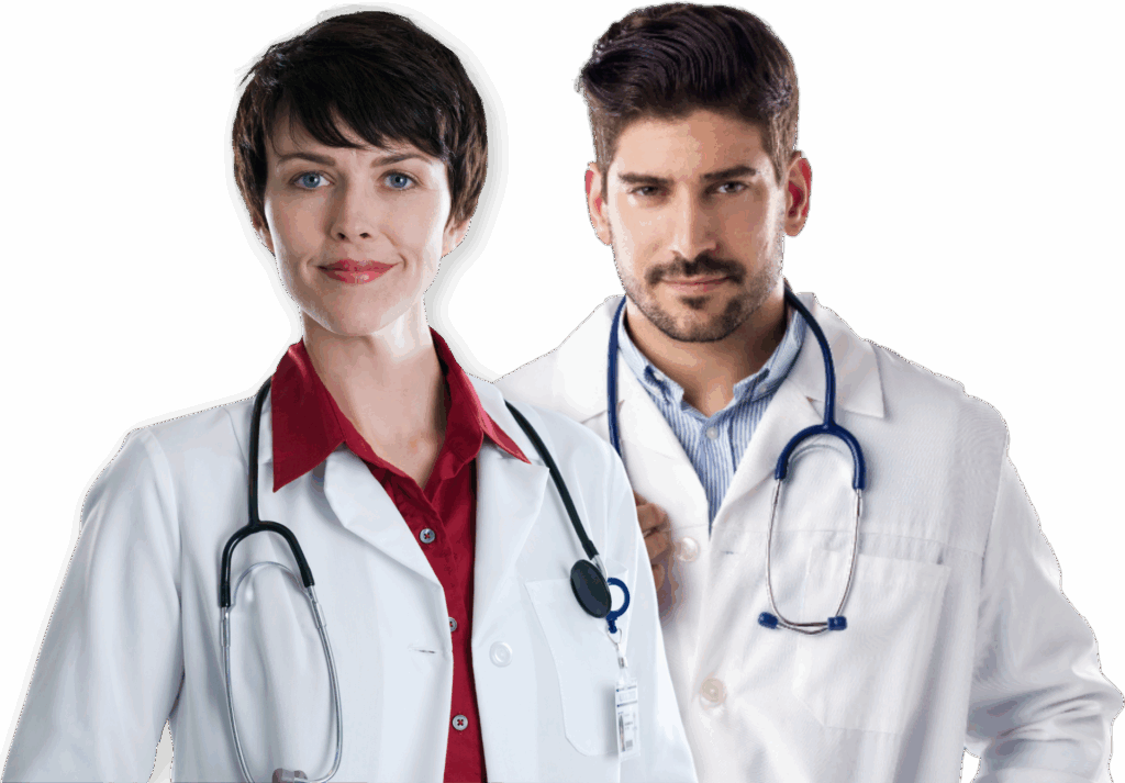 Zwei Ärzte mit Stethoskopen in weißen Kitteln, ein Mann und eine Frau, stehen vor schwarzem Hintergrund.